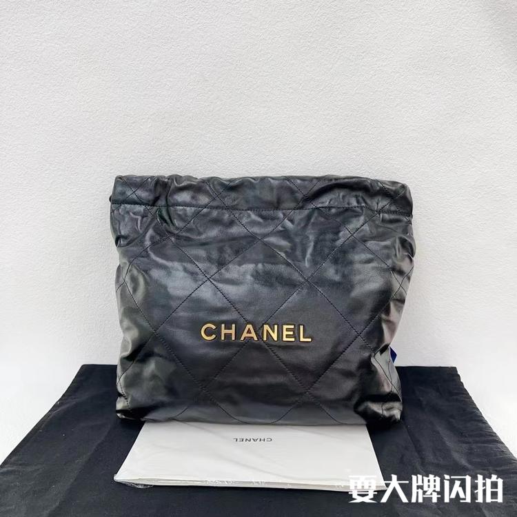 Chanel香奈儿 全新芯片款黑金22bag垃圾袋 Chanel/香奈儿22bag黑金 芯片款 附件:尘袋 尺寸:31×29cm 这种随性慵懒感很绝！全新